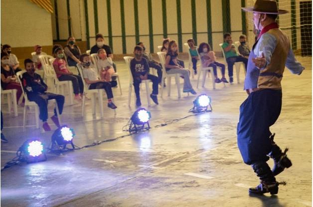 Barbicacho Dança Show se apresenta em Içara nesta quinta-feira