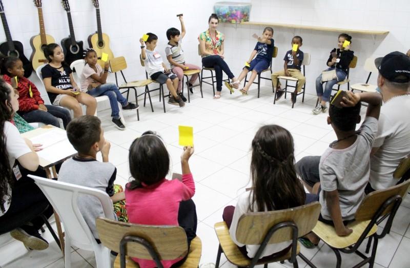 Crianças e adolescentes se divertem na Colônia de Férias do CRAS