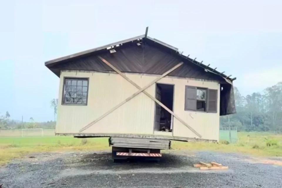 Casa abandonada sobre caminhão há quatro meses deve ser retirada até quarta-feira em Criciúma