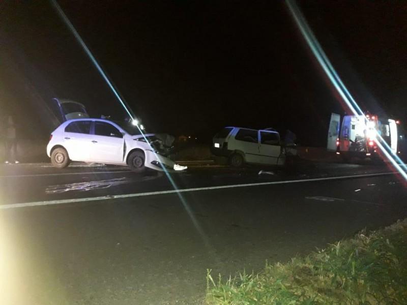 Condutor colide frontalmente com carro e três pessoas ficam feridas na BR-101