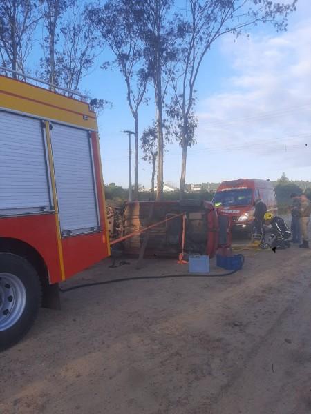 Capotamento em Passo de Torres deixa caroneira presa a ferragens