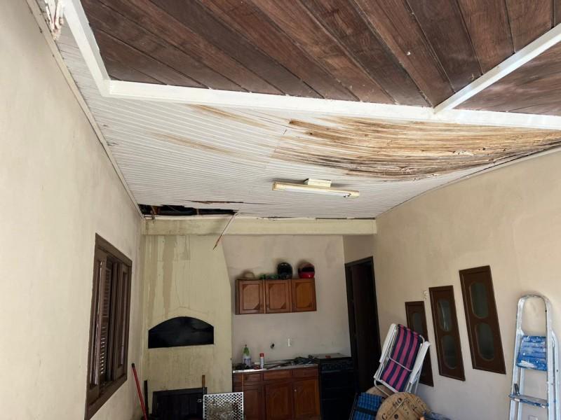 Princípio de incêndio em churrasqueira alcança forro de residência