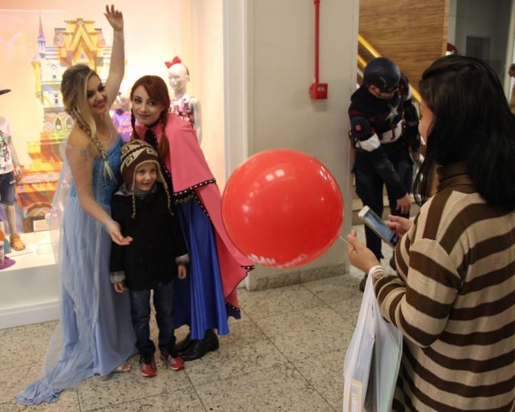 Sábado de fantasia e diversão para as crianças no Shopping Della