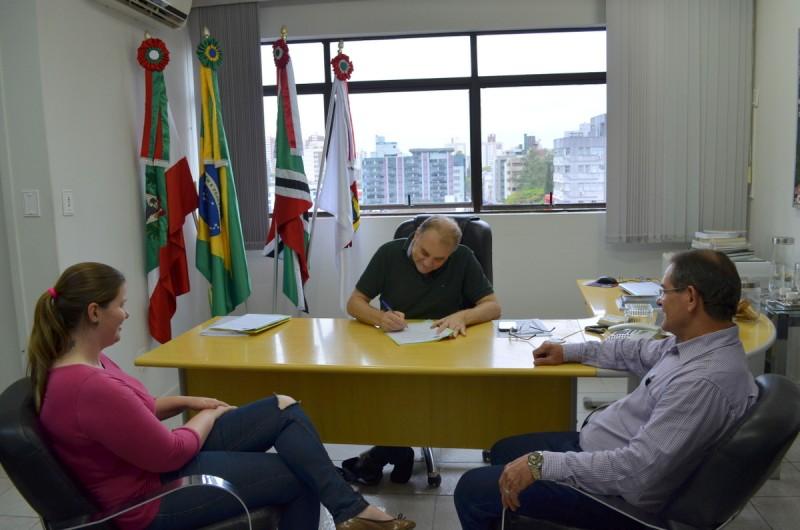 Promulgadas leis sobre direitos da pessoa com câncer e hino nas escolas