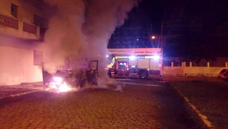 Veículo é destruído por incêndio em Laguna