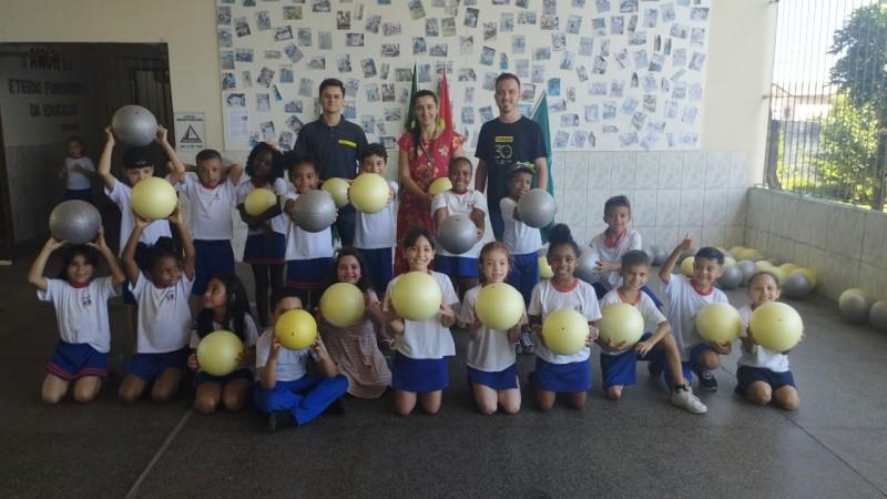 Farben entrega 55 bolas para crianças da Escola Amaro João Batista, em Criciúma