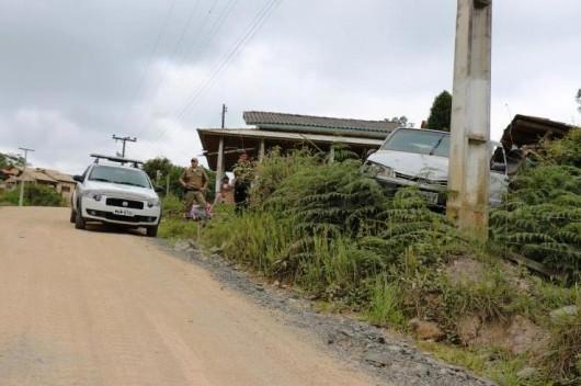 Adolescente furta veículo, não para em blitz da polícia e bate carro em Guatá