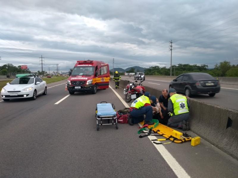 Jovem fica ferido após sofrer queda de moto na BR-101 
