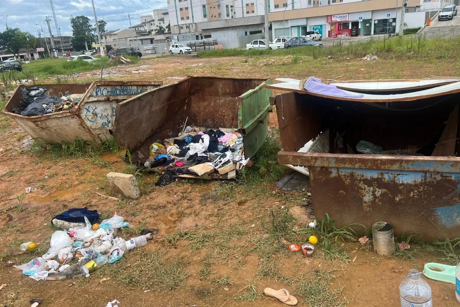 Cascões de lixo servem de moradia para pessoas em situação de rua em Criciúma; veja fotos