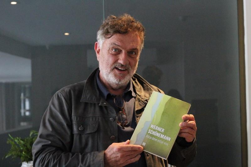 Com 40 anos de carreira, Werner Schünemann lança seu primeiro romance
