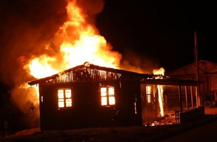 Inconformado com separação, homem coloca fogo na própria casa