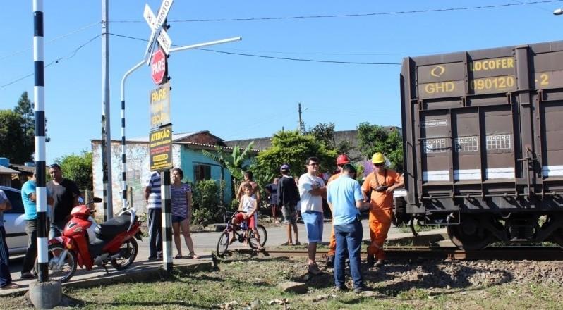 Motociclista colide em trem no bairro Boa Vista