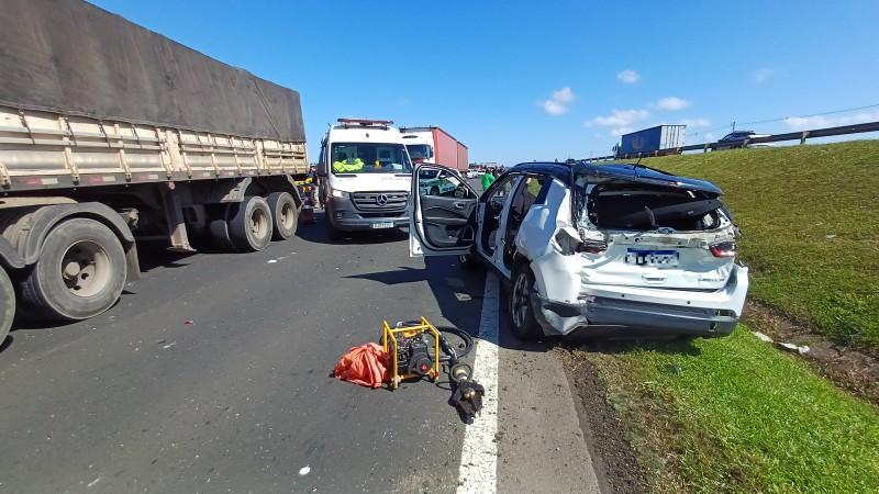 Araranguá: engavetamento deixa motorista gravemente ferido e provoca interdição da BR-101