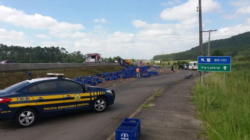 Caminhão tomba na BR-101 e deixa o trânsito em meia pista
