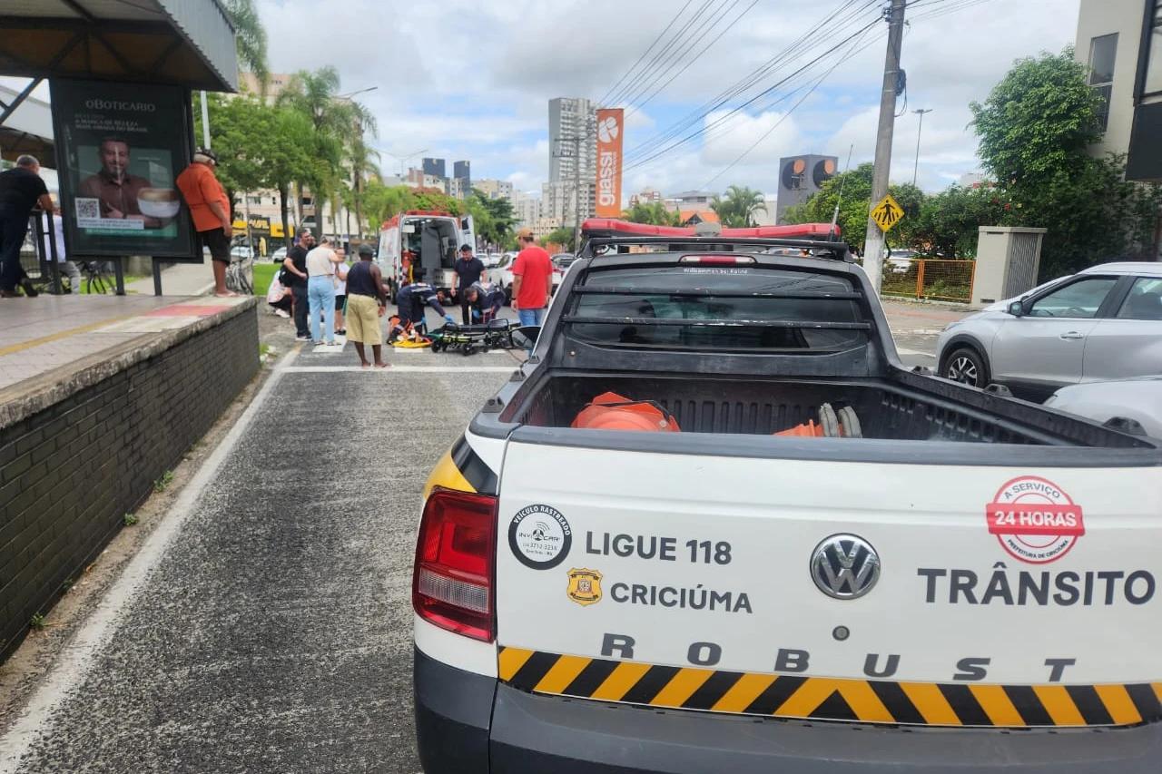 Idosa é atropelada por ciclista na avenida Centenário em Criciúma