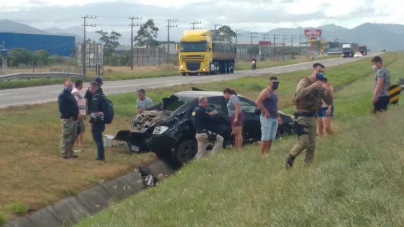 Capotamento de carro em Imbituba deixa três pessoas feridas