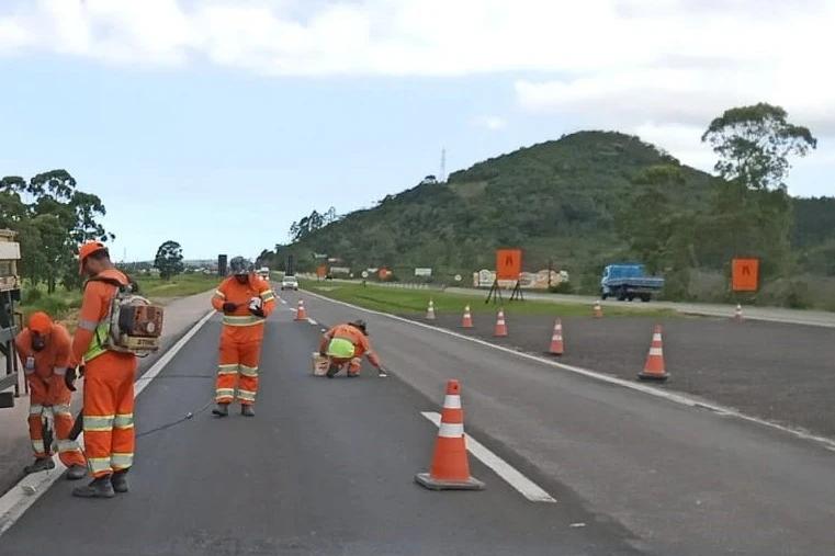 Interdições de faixas e lentidão; confira o cronograma de obras semanal na região Sul da BR-101
