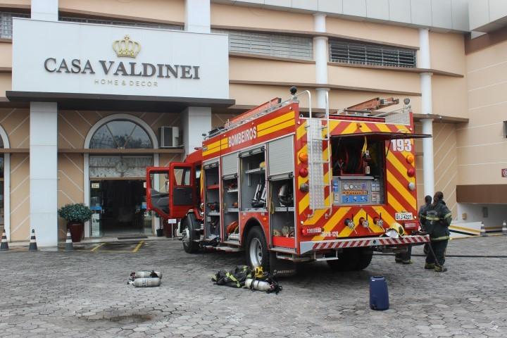 Casa Valdinei pega fogo em Criciúma