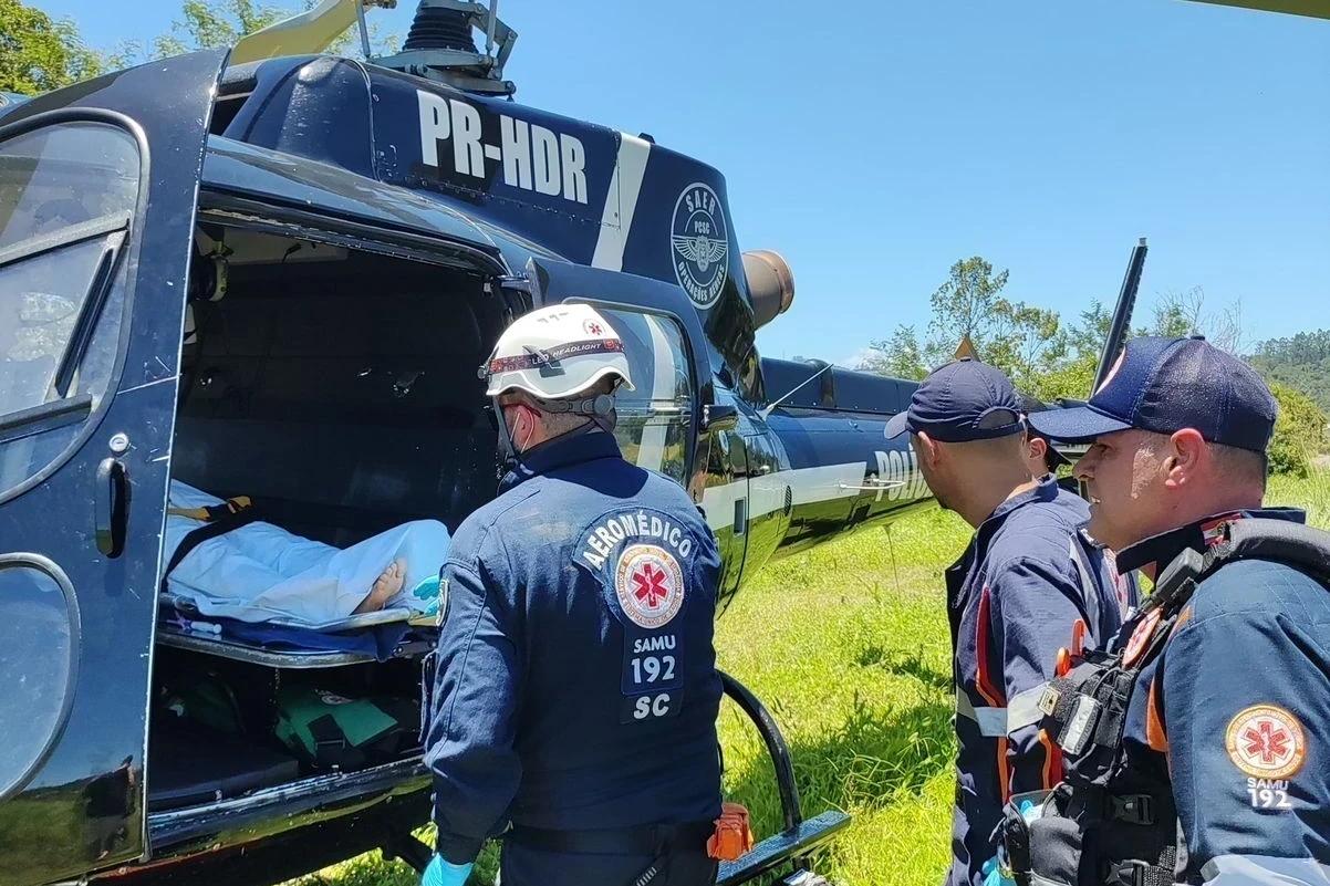 Mulher fica gravemente ferida em acidente e é levada de helicóptero ao hospital