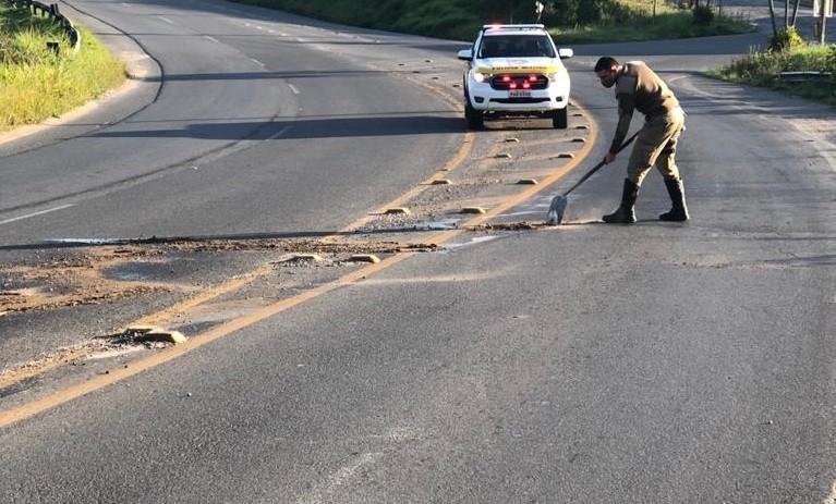 PMRv é acionada para limpar óleo na pista na SC-108, em Urussanga