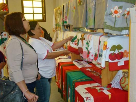 Clubes de mães expõem trabalhos manuais em Nova Veneza