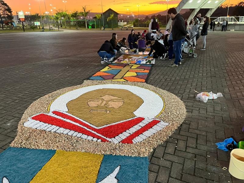 Fiéis se unem para a confecção dos tapetes de Corpus Christi no Rio Maina 