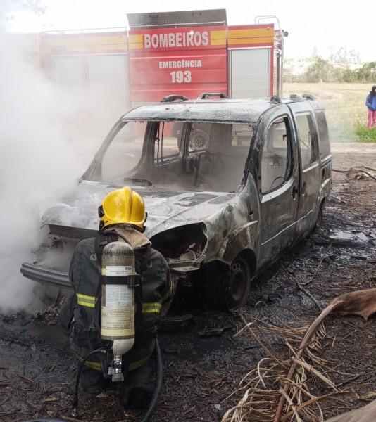 Incêndio destrói veículo em Ermo