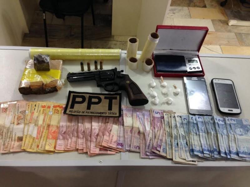 PM apreende drogas, arma e dinheiro com adolescente