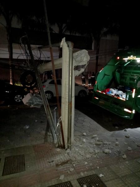 Caminhão de coleta de lixo colide contra poste na rua Olívio Pavei em Içara 