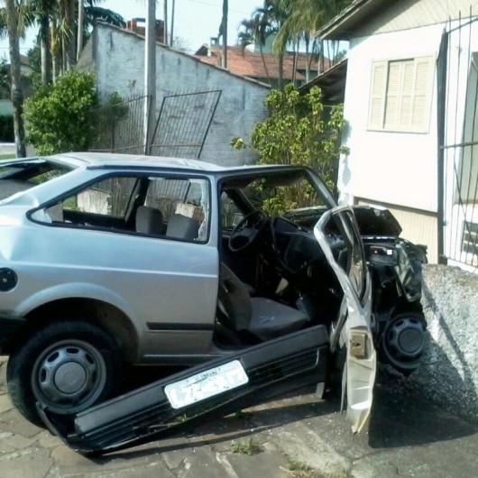 Colisão na rua Victor Meireles deixa motorista em estado grave