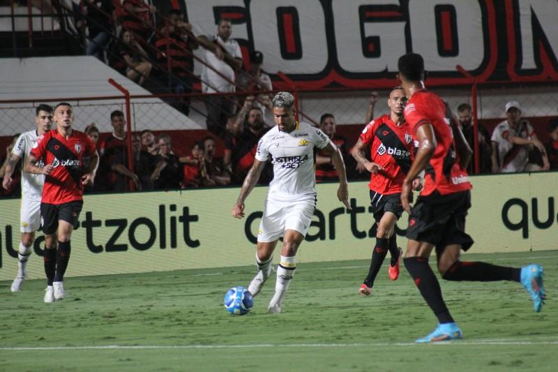 Criciúma leva três gols na etapa final, perde para o Goianiense e mantém jejum de vitórias longe do HH 