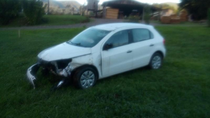 Saída de pista deixa idoso com escoriações na face