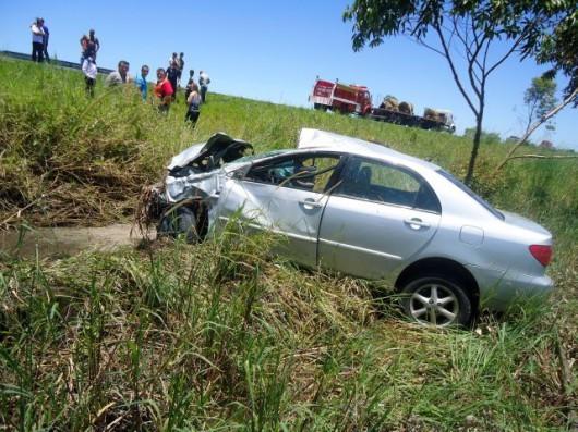 Corolla capota na 101 e uma pessoa fica ferida