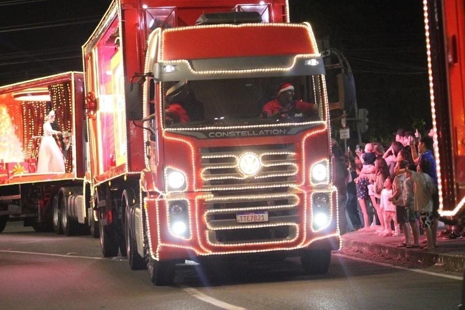 Caravana Iluminada da Coca-Cola leva magia do Natal e encanta moradores em Criciúma