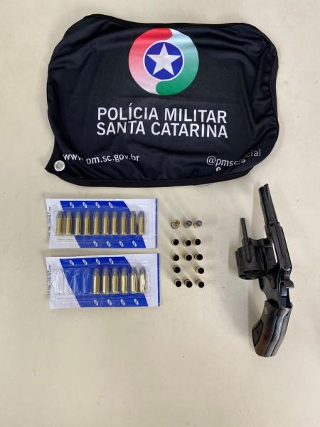 Homem é preso por porte ilegal de arma de fogo e omissão de cautela de animais