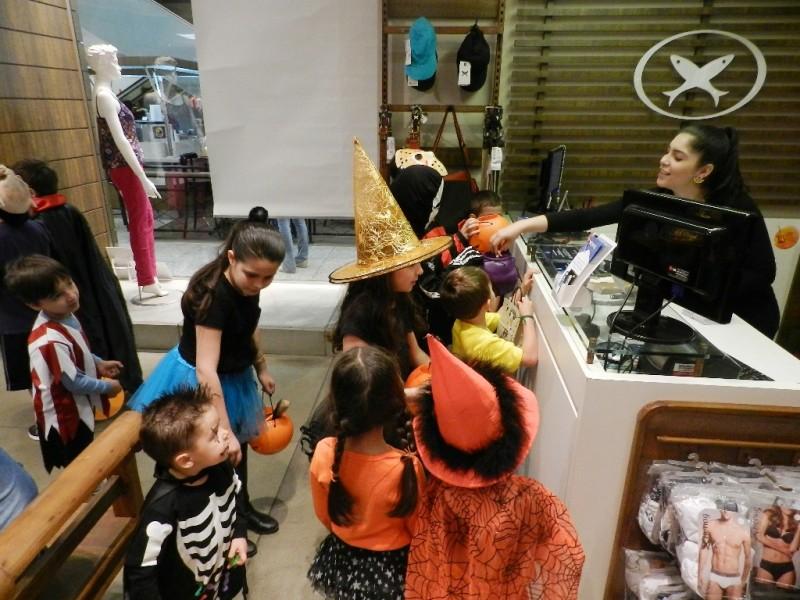 Lojas do Shopping Della entram na brincadeira de doces ou travessuras