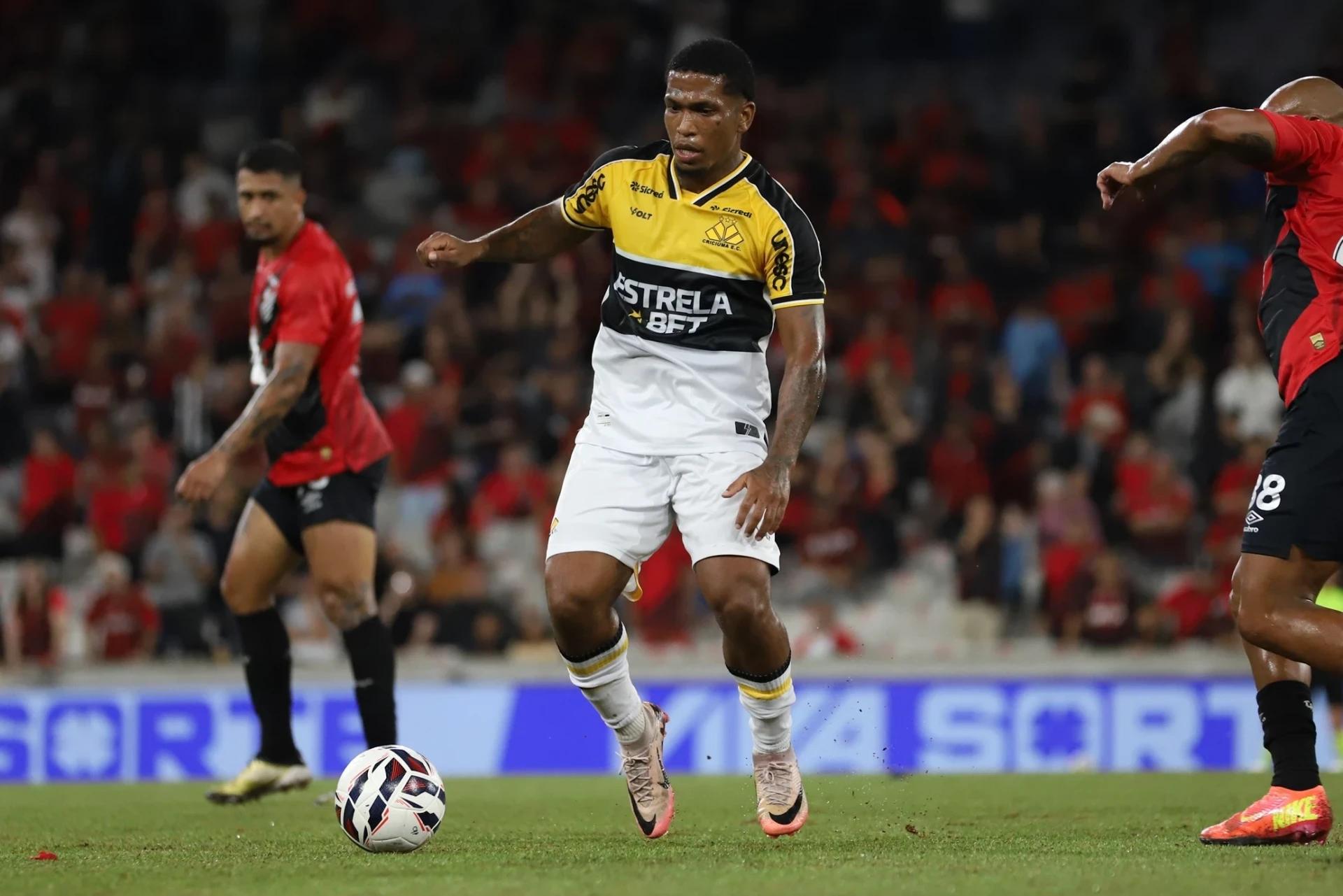 Volante que rescindiu contrato com o Criciúma é anunciado em adversário da Série B