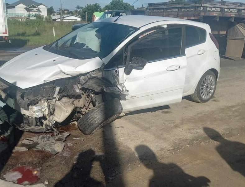 Motorista fica ferida após colisão entre carro e caminhão em Içara