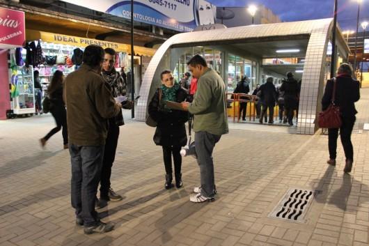 Com panfletos e questionário, Movimento #VemPraRuaCriciúma orienta a população