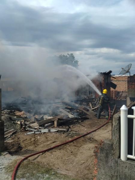 Unidade residencial é atingida por incêndio, em Araranguá
