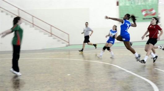 Handebol feminino vence equipe de Antônio Carlos por 42 a 13