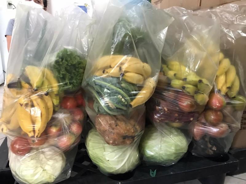 Alunos em situação de vulnerabilidade recebem kits da alimentação escolar em Içara