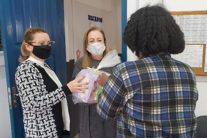 Estudantes de Cocal do Sul começam a receber kits de alimentação escolar