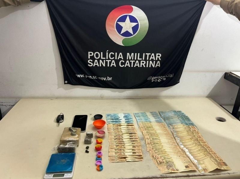 Araranguá: PM prende jovem após encontrar drogas e mais de R$ 5 mil em dinheiro