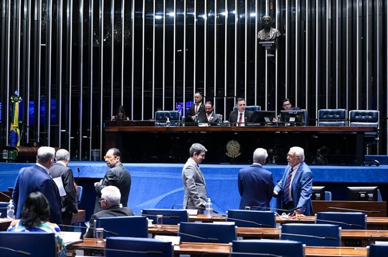 Senadores apresentam projeto para sustar portaria sobre abertura do comércio aos feriados