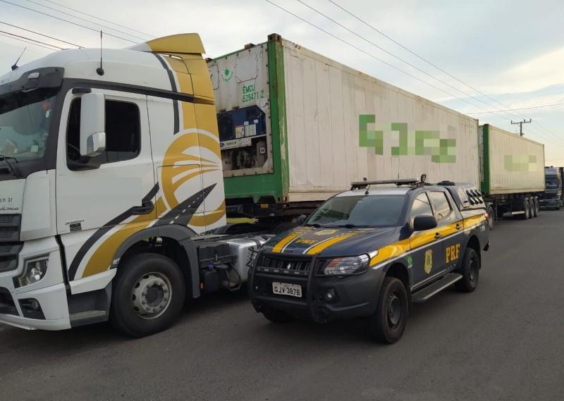 Duas carretas são flagradas com 19 toneladas de excesso cada uma na BR-101 em Araranguá