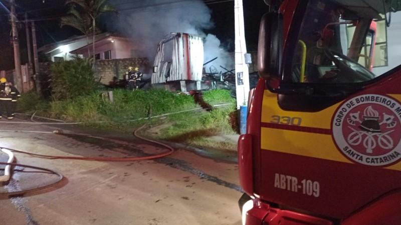 Bombeiros apagam incêndio em casa de Capivari de Baixo e evitam propagação para imóveis vizinhos