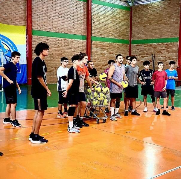 Atletas da FME de Criciúma participam de acampamento de voleibol