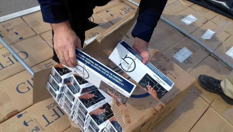 Carreta com 450 mil maços de cigarros contrabandeados é apreendida a caminho de Tubarão