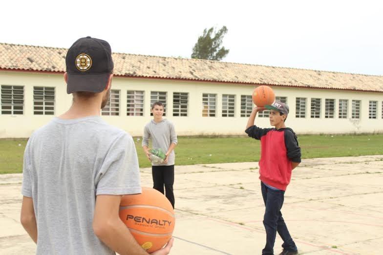 Projeto voluntário de basquete inicia aulas